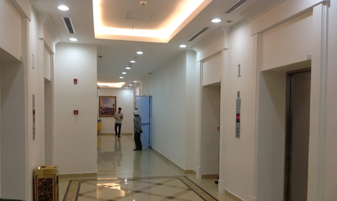 Cách hóa giải: Nên đặt một chậu cây xanh ngay tại chỗ cửa ra vào, nhằm giúp tăng thêm sinh khí cho căn nhà, cải thiện khí trường xung quanh. Ngoài ra, có thể thiết kế tiền phòng (huyền quan) tại phòng khách nhằm tạo ra ma sát để tránh luồng khí đi thẳng. *Bài viết chỉ mang tính chất tham khảo