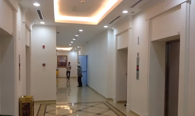 Cách hóa giải: Nên đặt một chậu cây xanh ngay tại chỗ cửa ra vào, nhằm giúp tăng thêm sinh khí cho căn nhà, cải thiện khí trường xung quanh. Ngoài ra, có thể thiết kế tiền phòng (huyền quan) tại phòng khách nhằm tạo ra ma sát để tránh luồng khí đi thẳng. *Bài viết chỉ mang tính chất tham khảo