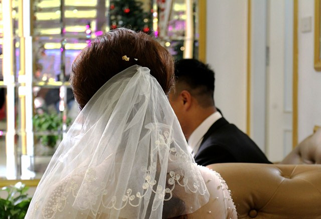 Hon nhan vien man la cung nhau nhin ve mot huong