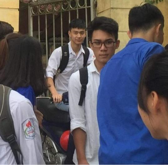 Bức hình chụp lén nam sinh ngoài cổng trường "gây sốt" trên mạng xã hội. Ảnh: Huyền Thương.
