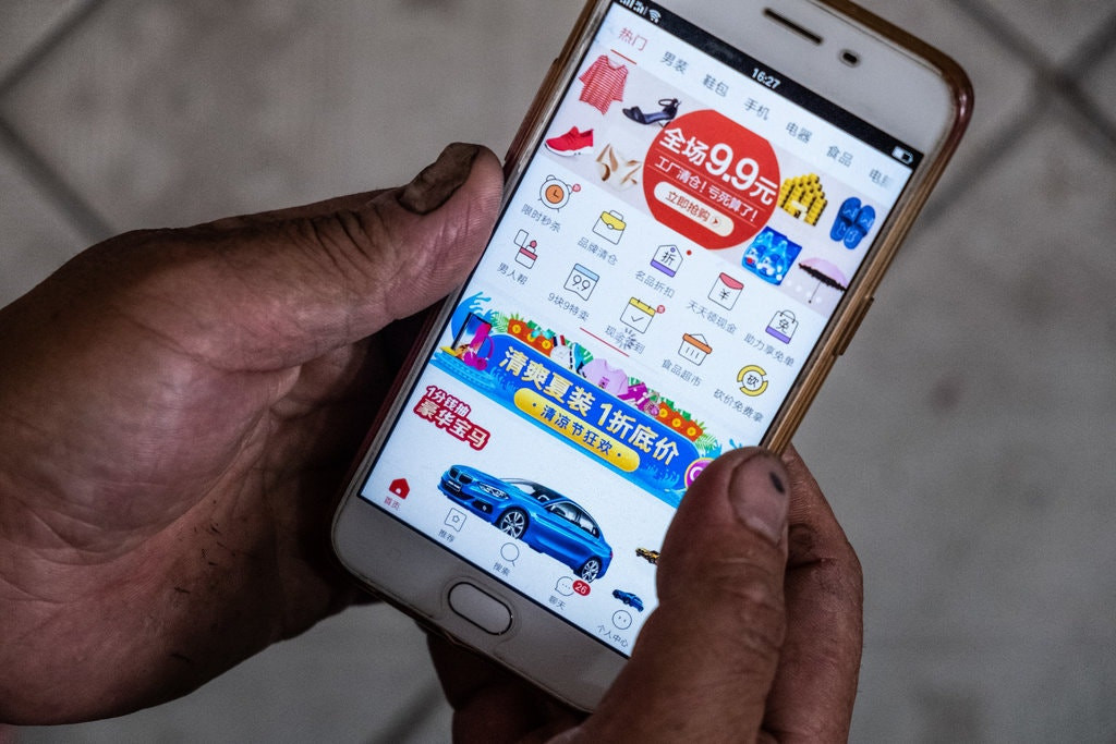 Du khach mua “rac” ve nha, trang thuong mai om tai san 15 ty do