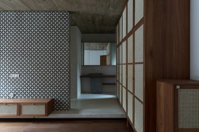 Tủ quần áo và nội thất nhà tắm lấy cảm hứng từ ngôi nhà Việt Nam thời Pháp thuộc.