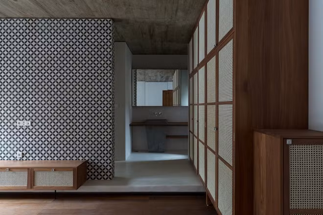 Tủ quần áo và nội thất nhà tắm lấy cảm hứng từ ngôi nhà Việt Nam thời Pháp thuộc.