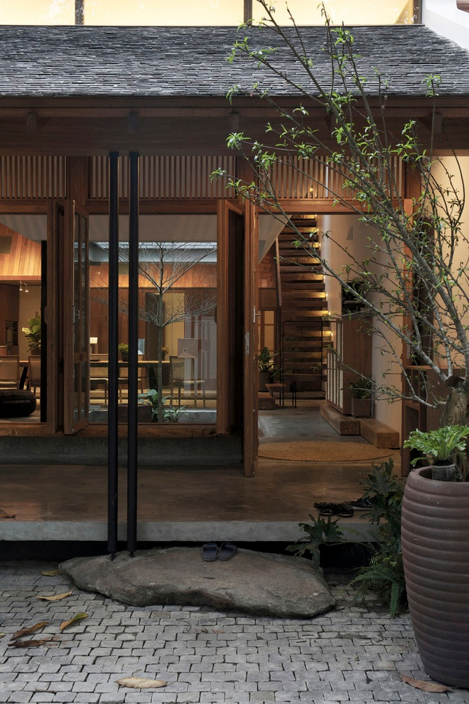 Không gian đệm cho phòng khách cũng được lấy cảm hứng từ những hiên nhà xưa cũ.