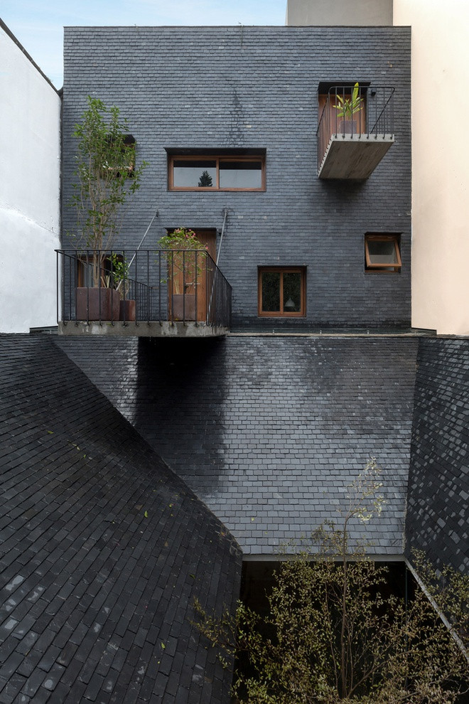 Toàn bộ tầng trên của ngôi nhà được xây lùi vào sâu bên trong, tạo ra một khoảng sân ở giữa nhưng đúng thiết kế của nhà ba gian.