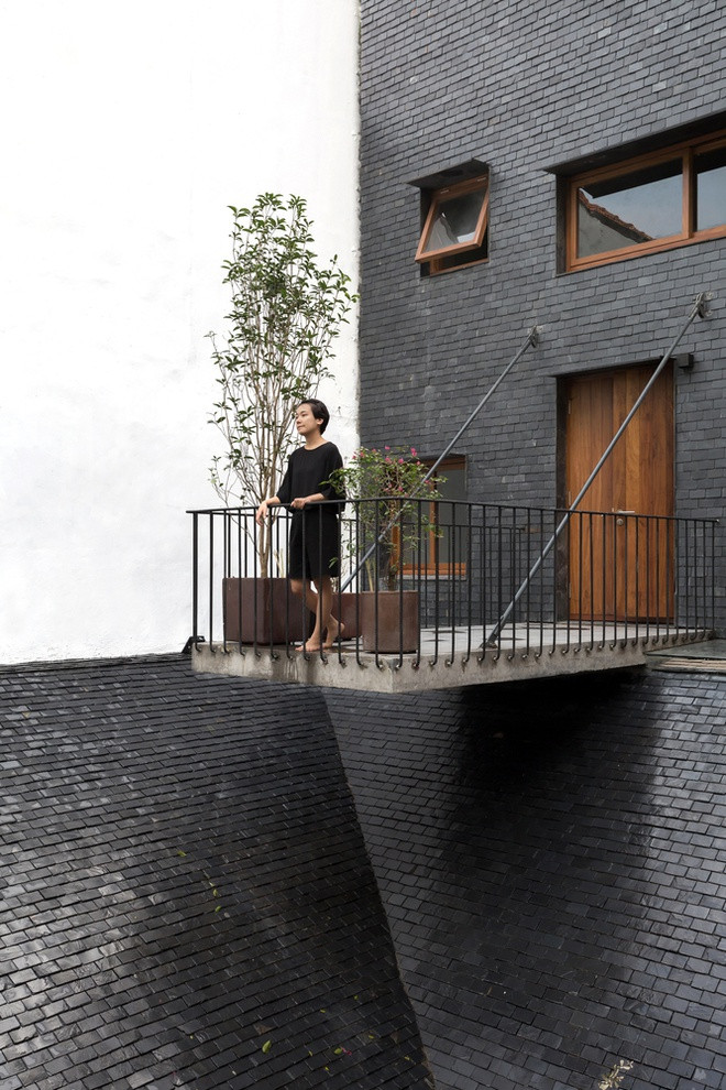 Ban công nhô ra của phòng ngủ là điểm nhấn cho mặt tiền.