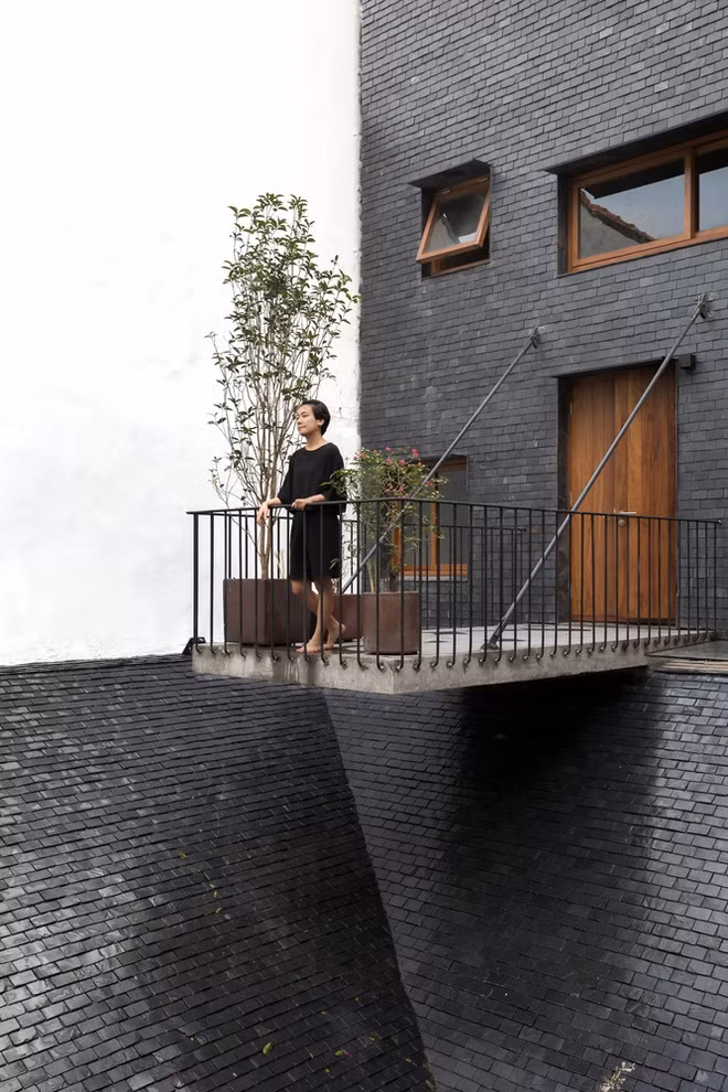 Ban công nhô ra của phòng ngủ là điểm nhấn cho mặt tiền.