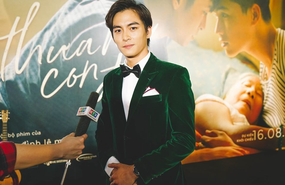Ngoại hình lịch lãm, điển trai của nam diễn viên cùng quê với Sơn Tùng. Anh luôn chọn vest khi xuất hiện tại các buổi ra mắt phim.