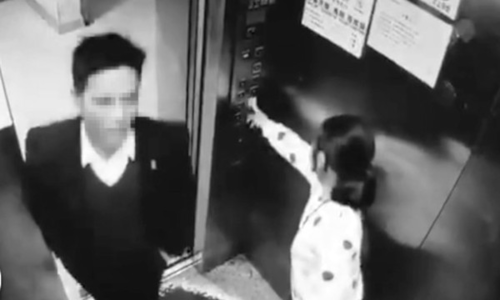 "Yêu râu xanh" sàm sỡ bé gái ngay trước mặt bố mẹ Hình ảnh yêu râu xanh bước vào trong thang máy.