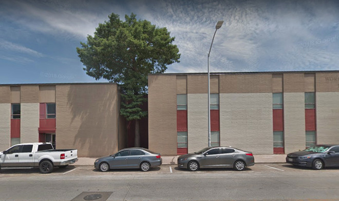 Cây cũng phải "nép" vào cho gọn gàng nhé.