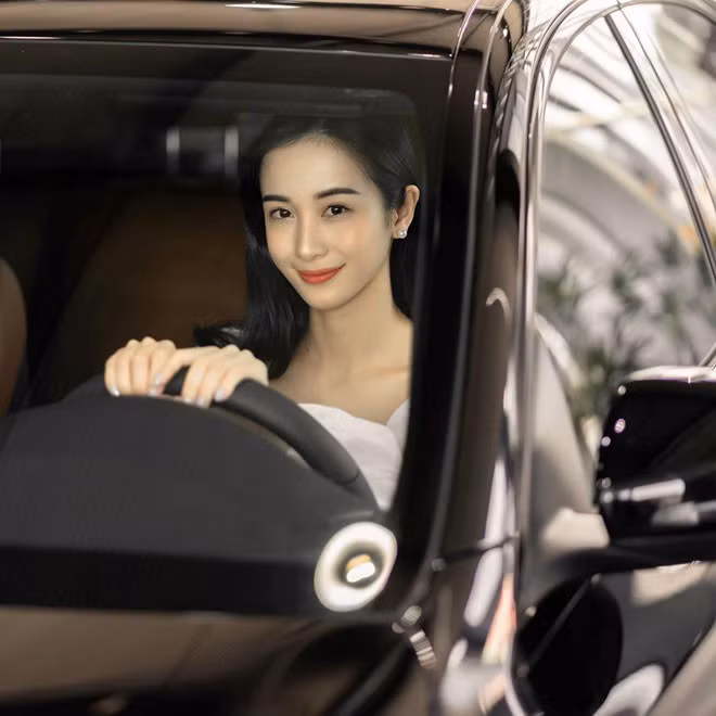 Giữa tháng 6, Jun Vũ khoe ảnh xế hộp mới tậu để mừng sinh nhật 24 tuổi. Chiếc Mercedes C300 2019 trị giá khoảng 2 tỷ đồng là phần thưởng hot girl tự thưởng cho mình sau thời gian nỗ lực làm việc.