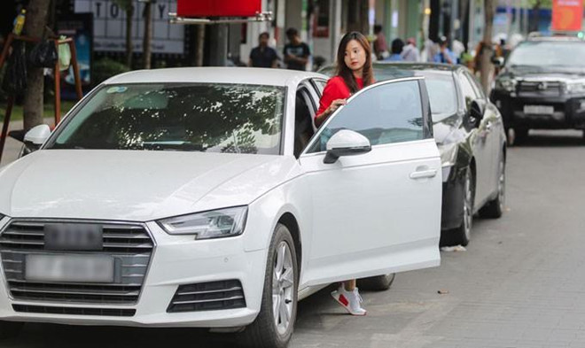 Năm 2016, hot girl Midu (tên thật là Đặng Thị Mỹ Dung, sinh năm 1989) khiến nhiều người ngưỡng mộ khi sở hữu chiếc Audi A4 màu trắng có giá khoảng 1,6 tỷ đồng.