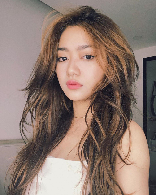 Không tham gia showbiz, Nga Wendy (tên thật Hồ Thị Thanh Nga, sinh năm 1991) vẫn là cái tên được nhiều bạn trẻ biết đến và yêu mến khi sở hữu ngoại hình xinh đẹp và gu ăn mặc cực chất. Trang cá nhân của hot girl hiện có gần 300.000 lượt theo dõi.