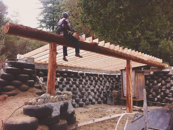 Cửa sổ và cửa ra vào được cho miễn phí từ trên mạng. Ngay cả các đồ nội thất được làm bằng tay từ gỗ tái chế. Sàn nhà làm từ cát, đất sét, rơm, nước và dầu cây gai dầu giúp không quá cứng. Không gian sống của căn nhà gần gũi với thiên nhiên, vô cùng thoáng mát.