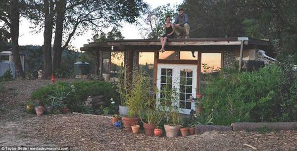 Cặp đôi này dùng điện từ năng lượng mặt trời và dùng nước mưa để sinh hoạt.