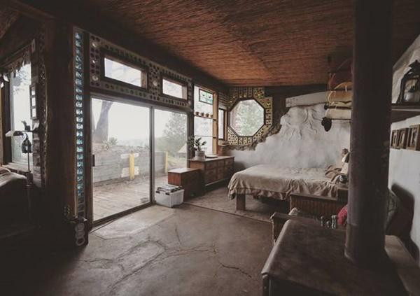 Cặp đôi này dùng các vật liệu chẳng tốn một xu nào và đồ tái chế như lốp ô tô cũ, chai thủy tinh, lon bia. Mục tiêu của 2 người là dùng các vật liệu tái chế hoặc tự nhiên để tạo không khí mát mẻ quanh năm, không cần đến điều hòa.