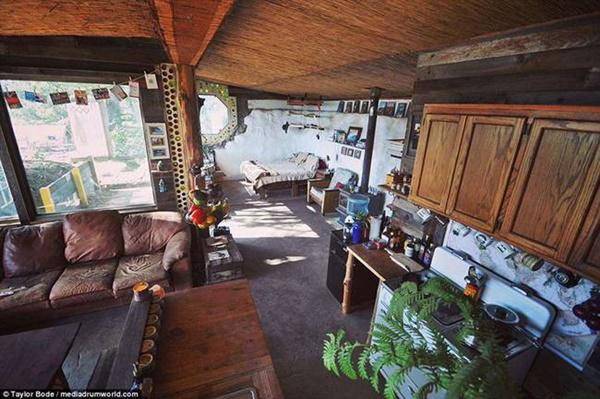 "Khi Steph và tôi 25 tuổi, chúng tôi mơ ước về trải nghiệm cuộc sống đơn giản hơn, sống chậm và kết nối với thiên nhiên", Taylor nói. Các đồ dùng trong nhà như bàn, tủ, ghế được làm từ gỗ tái chế.