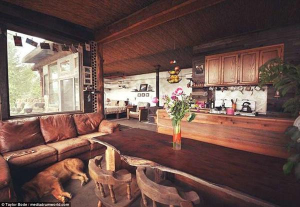 Ánh sáng tự nhiên tràn ngập bên trong căn nhà nhờ các cửa sổ kính có kích thước lớn.