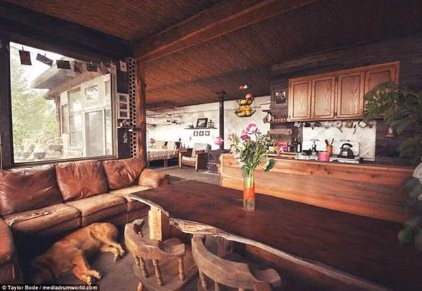 Ánh sáng tự nhiên tràn ngập bên trong căn nhà nhờ các cửa sổ kính có kích thước lớn.