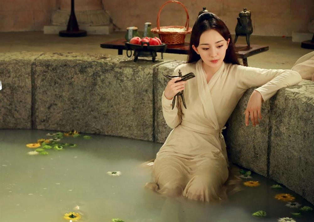 "Tam sinh tam thế thập lý đào hoa" cũng bi soi khá nhiều sạn khiến khán giả phì cười. Bộ phim cổ trang tiên hiệp có bối cảnh cách đây hàng nghìn năm, lúc đó táo còn chưa xuất hiện ở Trung Quốc, nhưng trên bàn lại có đĩa táo đỏ rất ngon và đẹp mắt.