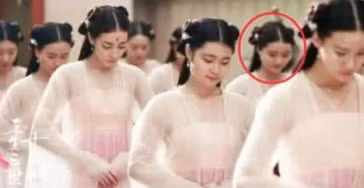 Còn trong cảnh này, nếu như "Phượng Cửu" Địch Lệ Nhiệt Ba cùng với diễn viên quần chúng đang rất tập trung thì hình như cô gái này đang mỉm cười?