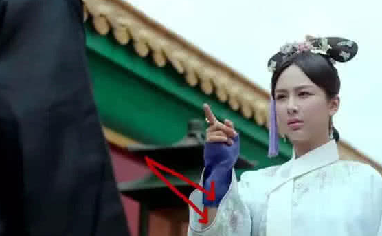 Dường như ống tay áo của Dương Tử có gì đó không hợp lý? Không biết là do thời tiết quá nóng nên tay áo được tối giản thành một mảnh vải nhét vào, hay là do tổ đạo cụ cắt giảm kinh phí nên không đủ tiền để may cổ trang?
