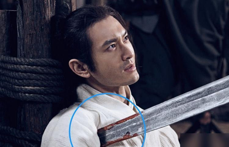 Vì quay quá cận cảnh nên lỡ thấy cả vết đâm giả và vết máu khô trên thanh kiếm.