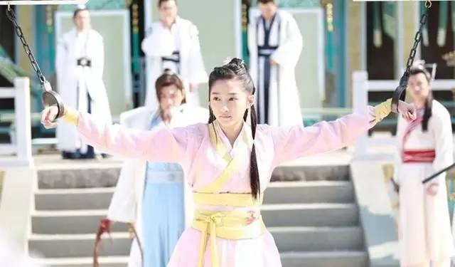 Với còng tay như thế này mà có thể giam giữ được người sao? Miệng khóa to hơn tay của Quan Hiểu Đồng nhưng cô nàng vẫn không thể thoát thân?