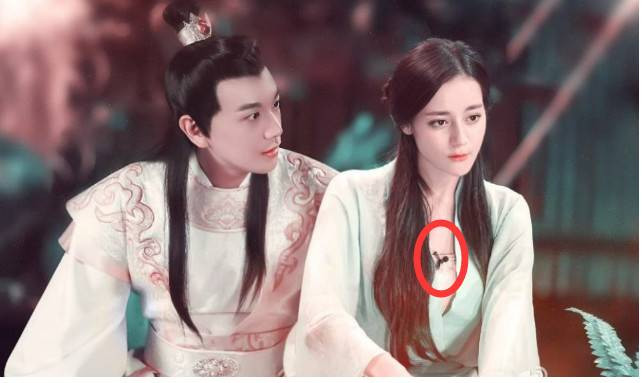 Ê kíp làm phim quá sơ sót khi còn để nguyên chiếc micro trên trang phục của Địch Lệ Nhiệt Ba.