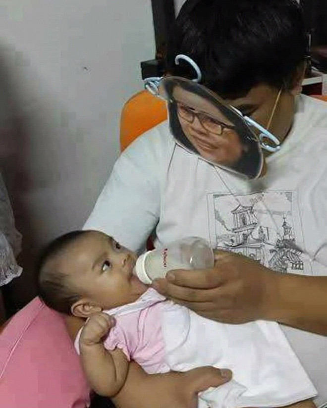 Khi ông bố được giao nhiệm vụ cho con ăn.