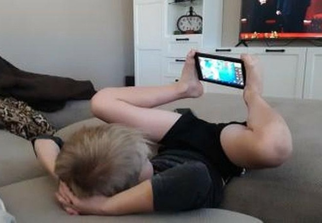 Nằm xem thoải mái mà không còn mỏi tay.