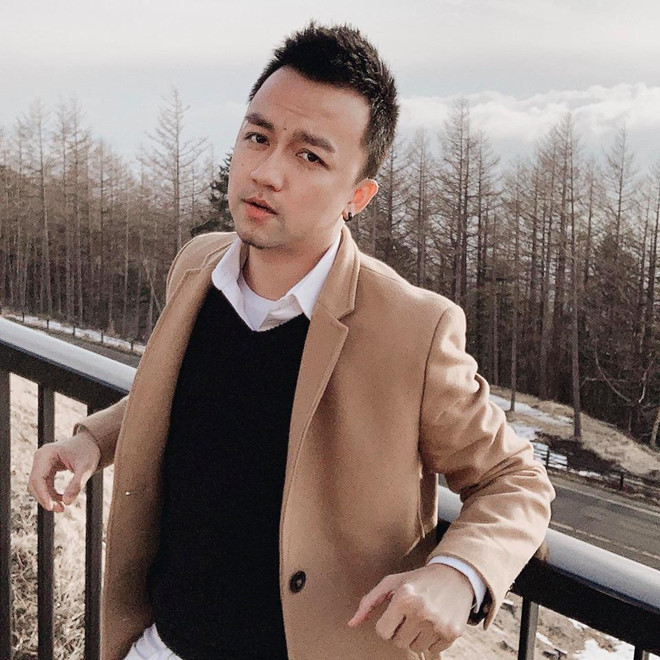 Ngoài đời, Trần Tạ Lập sở hữu gu thời trang nam tính và lịch lãm. Cách đây vài năm, anh từng đóng chính trong một phim ngắn do Huỳnh Lập làm đạo diễn. Hiện tại anh tập trung vào kinh doanh.