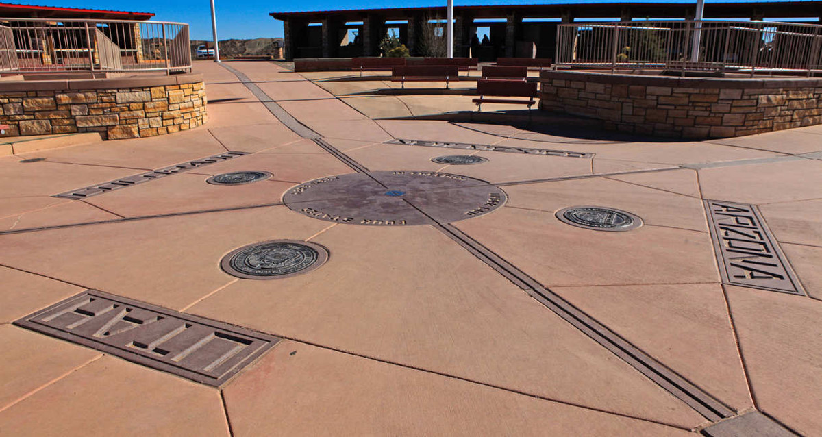 Four Corners, New Mexico, Mỹ Đài tưởng niệm Four Corners đánh dấu tứ giác ở Tây Nam, Mỹ nơi các bang Arizona, Colorado, New Mexico và Utah gặp nhau. Đó là điểm duy nhất ở Mỹ được chia sẻ bởi bốn tiểu bang. Bạn có thể đứng ở Utah, Arizona, New Mexico và Colorado cùng một lúc. Tuy nhiên, góc đánh dấu này sai vị trí dẫn tới nhiều du khách bị lạc đường và có một hành trình mệt mỏi trong thời tiết rất khó chịu ở nơi này.