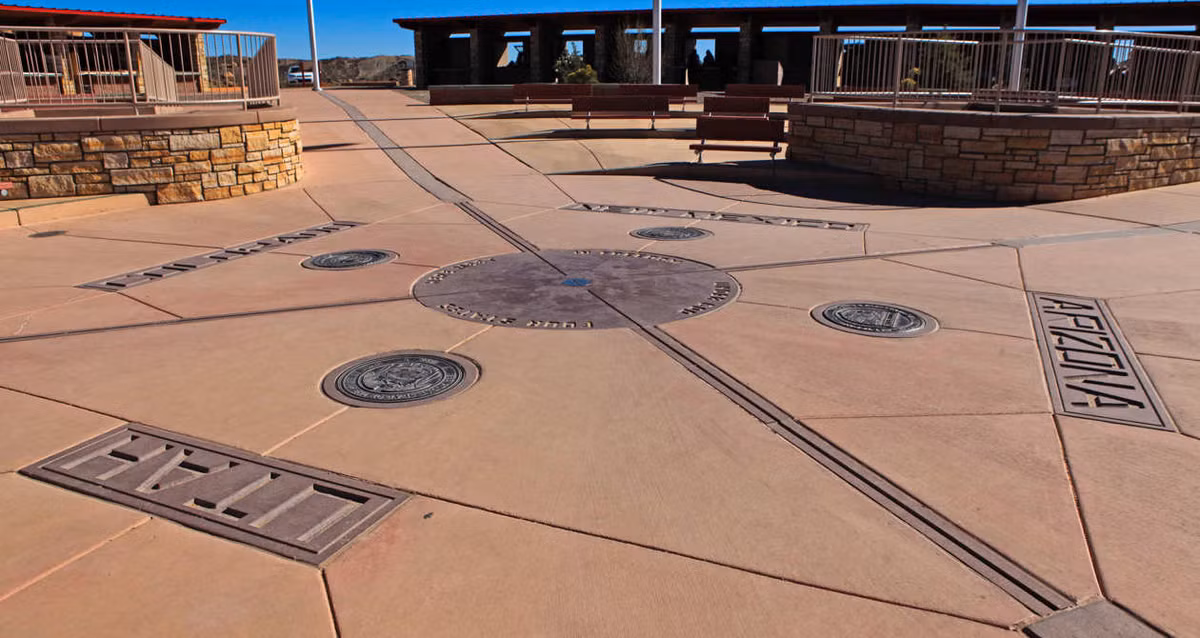Four Corners, New Mexico, Mỹ Đài tưởng niệm Four Corners đánh dấu tứ giác ở Tây Nam, Mỹ nơi các bang Arizona, Colorado, New Mexico và Utah gặp nhau. Đó là điểm duy nhất ở Mỹ được chia sẻ bởi bốn tiểu bang. Bạn có thể đứng ở Utah, Arizona, New Mexico và Colorado cùng một lúc. Tuy nhiên, góc đánh dấu này sai vị trí dẫn tới nhiều du khách bị lạc đường và có một hành trình mệt mỏi trong thời tiết rất khó chịu ở nơi này.