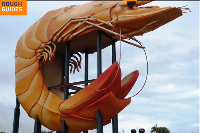 Những thứ khổng lồ, Úc Hình ảnh khổng lồ đầu tiên được bắt đầu vào năm 1963 với Big Scotsman, một bức tượng cao khoảng 5 m trong chiếc áo khoác màu xanh lá cây, tượng được đặt trên đỉnh của Scotty, Motel ở Medindie, Adelaide. Sau đó đến tượng Khủng long ở Somalia và Chuối khổng lồ ở Cảng Coffs. Sau đó, mọi thứ trở nên khó khiểm soát với toàn bộ những những hình ảnh siêu khổng lồ từ dứa, hạt đậu, bánh…đặt ở nhiều nơi. Nhiều du khách đến Úc để tham quan rạn san hô, kỳ quan đá Uluru…nhưng cũng có những người đến để chiêm ngưỡng khoảng 150 tác phẩm siêu to này ở khắp nước Úc.