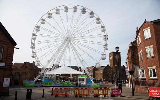 Vòng đu quay khổng lồ, Dudley, Anh Bánh xe quan sát khổng lồ này cao đến 35m. Ngồi trên đây bạn có thể nhìn thấy đường chân trời của thành phố Black Country, cũng như cảnh quan của toàn bộ khu vực. Nhiều người không thích và gọi vòng quay này là lập dị bởi cảnh quan nơi đây không hề đẹp với những tòa nhà, bãi đậu xe bị bỏ hoang rất xấu xí.