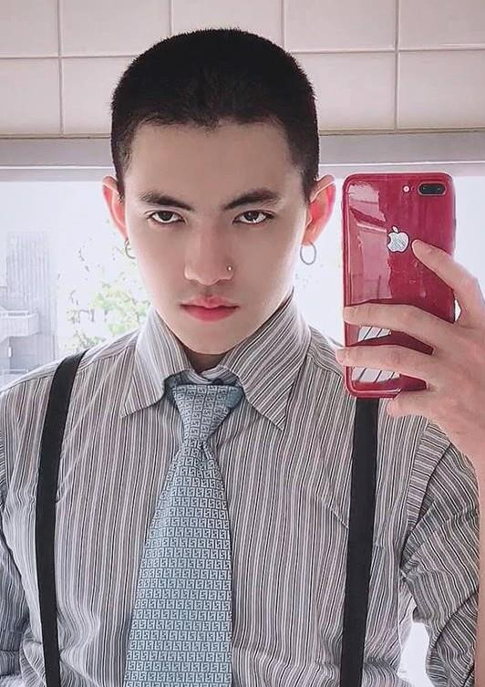 Dương hiện sinh sống và làm việc tại Nhật. Dù không hoạt động nghệ thuật, 9X vẫn thu hút hơn 50.000 lượt theo dõi trang cá nhân. Gần đây, anh đăng loạt ảnh chuyển phong cách từ thư sinh sang hình tượng "cool boy" cũng được nhiều người chú ý.