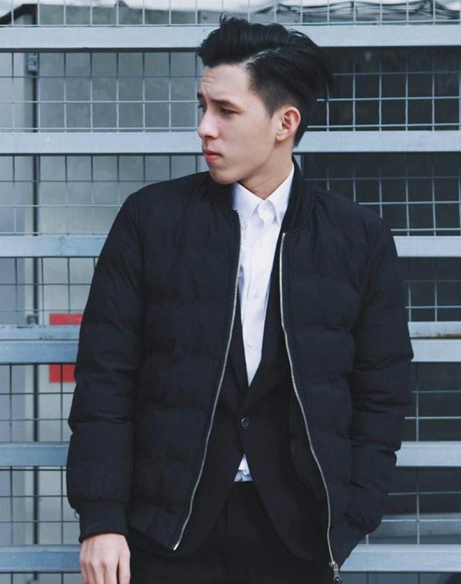 Đình Đức sở hữu chiều cao 1,81 m cùng vóc dáng cân đối. Anh cho biết ngoại hình của mình khác xa vẻ ngoài gầy gò ốm yếu cách đây 4 năm. "Để được như hôm nay, mình đã chăm chỉ chơi bóng đá và bóng rổ. Ngoài ra, mình còn tập gym để vóc dáng đẹp và săn chắc hơn", 9X nói.