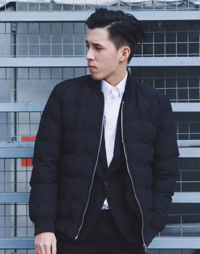 Đình Đức sở hữu chiều cao 1,81 m cùng vóc dáng cân đối. Anh cho biết ngoại hình của mình khác xa vẻ ngoài gầy gò ốm yếu cách đây 4 năm. "Để được như hôm nay, mình đã chăm chỉ chơi bóng đá và bóng rổ. Ngoài ra, mình còn tập gym để vóc dáng đẹp và săn chắc hơn", 9X nói.