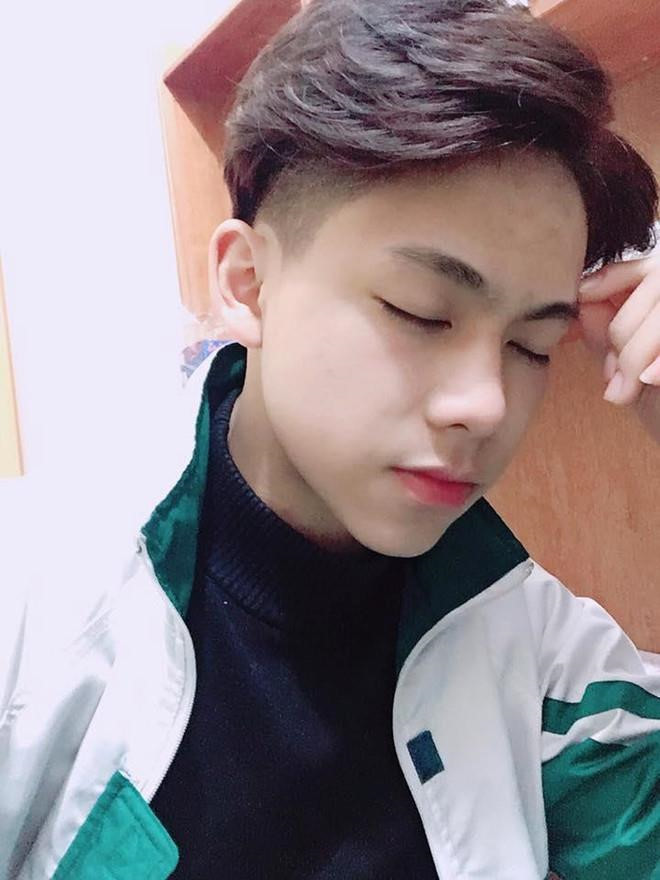 Nguyễn Quang Trung (18 tuổi, Thái Nguyên) được dân mạng quan tâm sau khi bức ảnh "gương mặt học sinh, thân hình phụ huynh" của cậu lan truyền trên nhiều diễn đàn. Vào trang cá nhân của 10X, nhiều người phải thắc mắc: "Thế hệ 2K ăn gì mà lớn nhanh như thế".