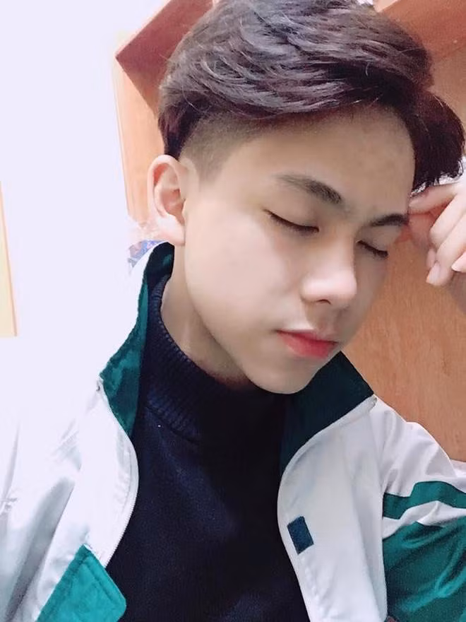 Nguyễn Quang Trung (18 tuổi, Thái Nguyên) được dân mạng quan tâm sau khi bức ảnh "gương mặt học sinh, thân hình phụ huynh" của cậu lan truyền trên nhiều diễn đàn. Vào trang cá nhân của 10X, nhiều người phải thắc mắc: "Thế hệ 2K ăn gì mà lớn nhanh như thế".