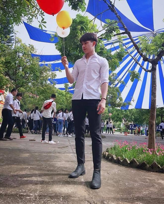 Chia sẻ với Zing.vn, Quang Trung nói thời đi học cậu không phải "hot boy học đường" hay "soái ca áo trắng" như nhiều dân mạng bình luận. Nam sinh Thái Nguyên cho biết body 6 múi của cậu là thành quả của việc tập luyện đều đặn hơn 3 năm qua, kèm theo đó là chế độ ăn uống khoa học.