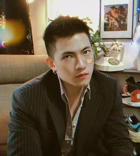 Phạm Ánh Dương (sinh năm 1994, quê Nghệ An) hiện sinh sống và làm việc tại Nhật Bản. 9X được dân mạng gọi là "nam thần tàu điện" khi bức ảnh anh đang đọc sách lan truyền trong nhiều diễn đàn "tìm info" trai đẹp.