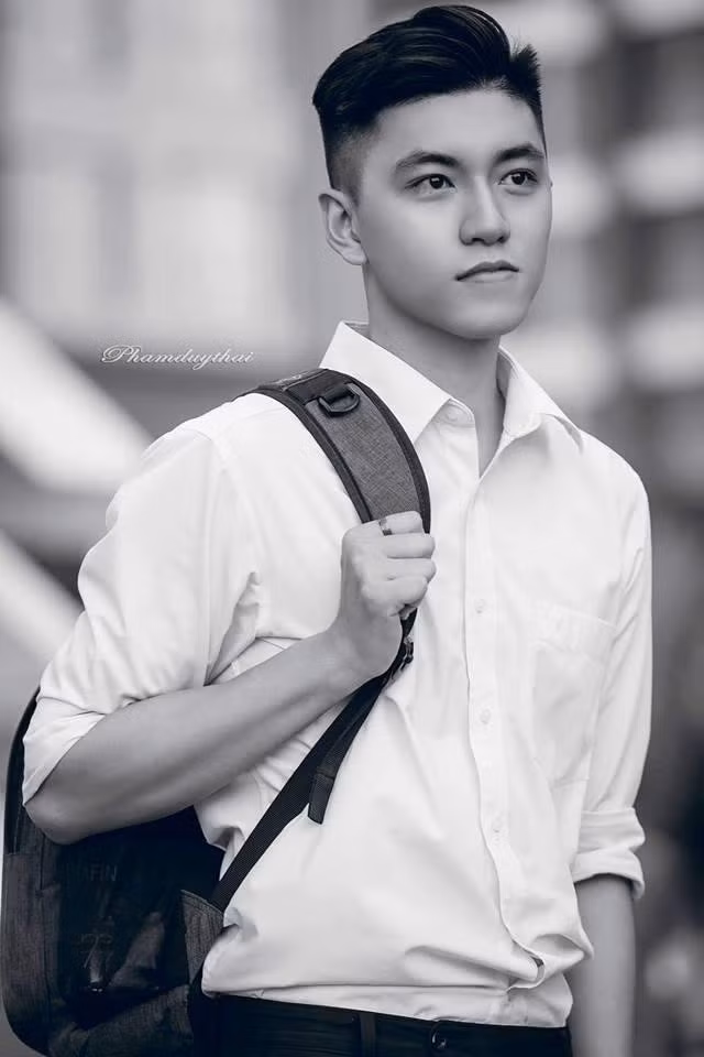 Bùi Sỹ Khiêm (sinh năm 1995, Tiền Giang) được nhiều người chú ý qua bức ảnh "dậy thì thành công" so với 10 năm trước. Anh được dân mạng đánh giá "lột xác ngoạn mục" từ cậu bé gầy gò thành thanh niên có thân hình cân đối và gương mặt ưa nhìn. 9X hiện là nhân viên văn phòng và làm thêm mẫu ảnh cho một số thương hiệu thời trang.