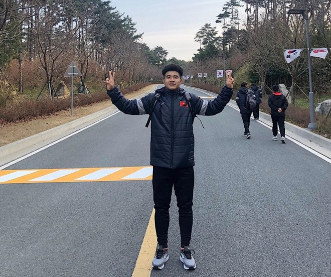 Hà Đức Chinh tiếp tục đăng ảnh check-in Hàn Quốc. Trước đó, ngay khi đến khách sạn tại Tong Yeong, tiền đạo 22 tuổi đã chia sẻ nhiều clip và hình ảnh tại xứ sở kim chi lên Instagram.