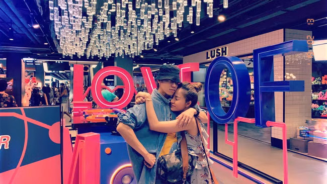 Hau Valentine, Linh Chi va vo cu Lam Vinh Hai cung khoe qua-Hinh-2