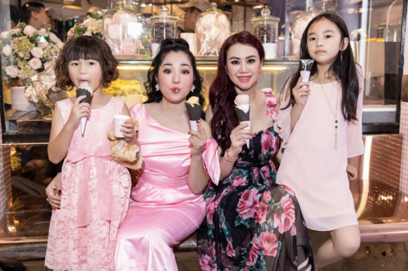 Là bạn thân của nhau, cách đây không lâu diễn viên hài Thúy Nga chia sẻ với người hâm mộ khi tới thăm nhà Mỹ Vân tại Vancouver, Canada. Nữ danh hài bày tỏ sự choáng ngợp trước gia tài siêu khủng của người đẹp “không tuổi”. Mới đây, diễn viên hài Thúy Nga chia sẻ với người hâm mộ: "Đã tới Vancouver Canada rồi nhé... Việc đầu tiên là tui được hốt đến nhà Hoa Hậu Mỹ Vân và thấy được táo đỏ trĩu cành nhà bạn í! Góc nhà cổ nhỏ xíu cưng ghê mà nghe đồn gần 2 triệu đô la (gần 46 tỉ đồng) luôn í...Đắt hơn Cali nhiều nhỉ?".