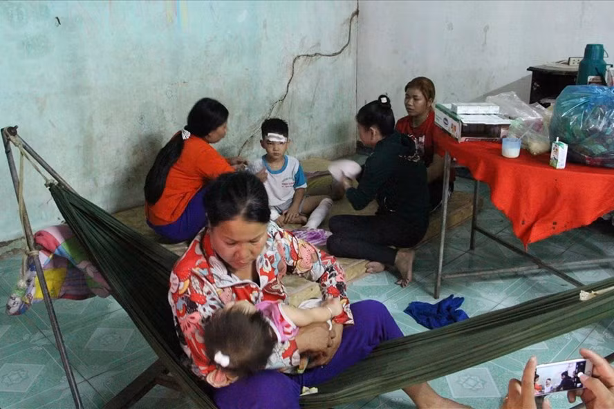 Vo chong tu vong do tai nan voi container, ba noi nuoi 3 chau mo coi-Hinh-2