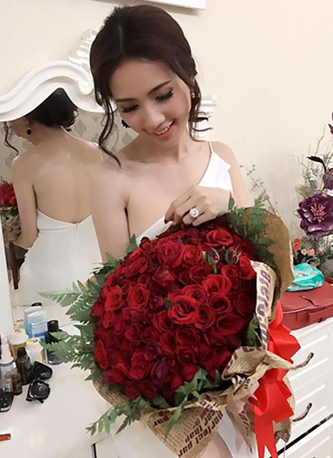 Người yêu Phan Thị Mơ là doanh nhân. Anh là người thường xuyên tặng những món quà đặc biệt cho cô. Do không thích ồn ào nhưng tôn trọng người hâm mộ, Phan Thị Mơ cho biết cô chỉ có thể chia sẻ đã có người yêu nhưng không tiện đề cập tên hay hình ảnh của anh. Năm 2016, nhân dịp sinh nhật tuổi 26, Phan Thị Mơ cũng được bạn trai tặng nhẫn kim cương nặng 8,1 carat, thuộc nước D, giá khoảng 1,3 tỷ đồng.