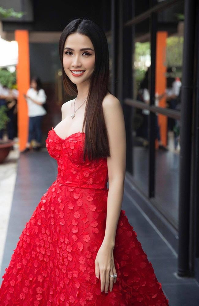 Nhận được nhẫn kim cương giá trị lớn trong ngày Valentine khiến Phan Thị Mơ bị nhiều người đồn đoán đây là quà cầu hôn. Tuy nhiên, Đại sứ Du lịch Tiền Giang chỉ úp mở, nửa đùa nửa thật rằng: “Rồi cũng không biết là quà tỏ tình hay cầu hôn nữa. Thôi thì coi như quà Noel”.